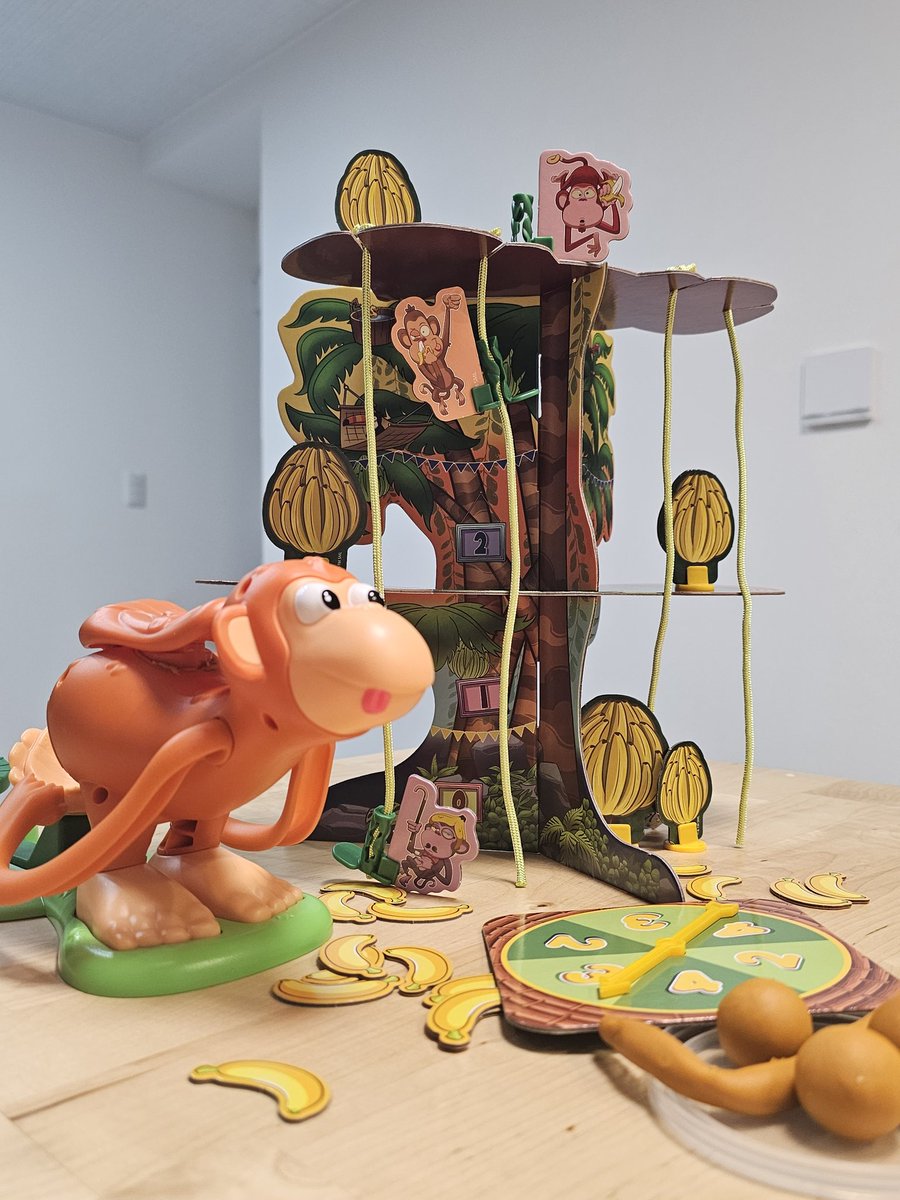 studiummundi's tweet image. EINFACH AFFIG!

お猿さんが出したウンチを、お猿さんの投石機でバナナに当てるアクションゲーム！バナナの獲得数に応じて木を登り、先に登頂出来たら勝ち！慣れてきたら、射的の如くウンチが狙ったに当たるという爽快感もあり、ギミック含めて盛り上がること間違いなし！

#spiel23 
#einfachaffig