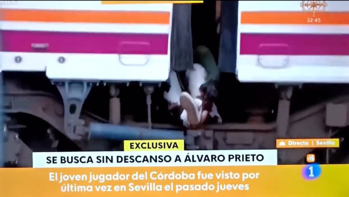 CiudadanoEnfrcd's tweet photo. Un reportero de rtve(la 1) estaba grabando por las cercanías de la estación de tren de Santa Justa-Sevilla,cuando sin darse cuenta en el momento,graba en directo un cuerpo que sobre sale parcialmente de dos vagones
Dejando a todo el plato en Shock
Podría tratarse de Alvaro Prieto https://t.co/ymUb93wL4w