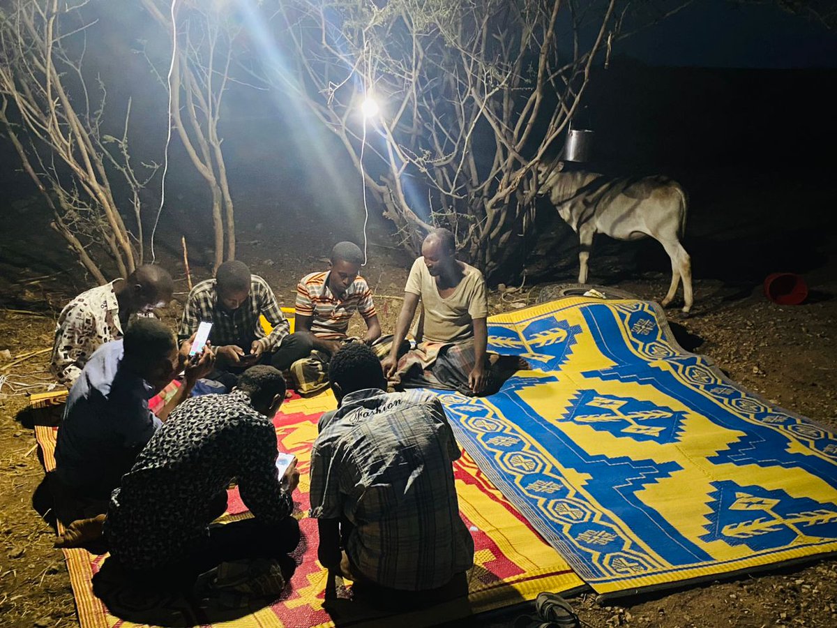SahamiyeFdn's tweet photo. Leading camels by day and learning Somali by night🐫📲📚

Inspiring to see the dedication of these camel herders who are self-learning to read and write with Daariz.

Daariz is a virtual classroom for anyone who wants to improve their #literacy, no matter background or location. https://t.co/uBlcEYs2dv