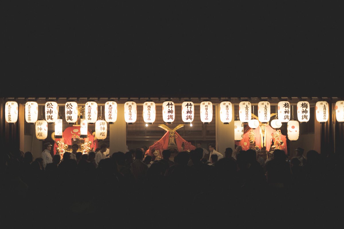 昨晩の城南宮。 城南祭で間近に神輿を見てきました。 撮るの激ムズやったけどかっこよかったなぁ…。