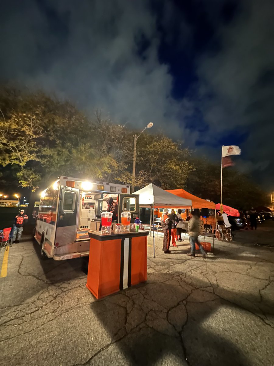 gcastelli216's tweet photo. What a friggin great Sunday in the Muni! The Inebriation Station was in all its glory, and the #Browns shocked the world! See everyone in Seattle in 10days. Back to Muni 11/5! #DawgPound #MuniLotDegenerates #QPDH #Cleveland #MuniLot https://t.co/Rqs3Be1dRx