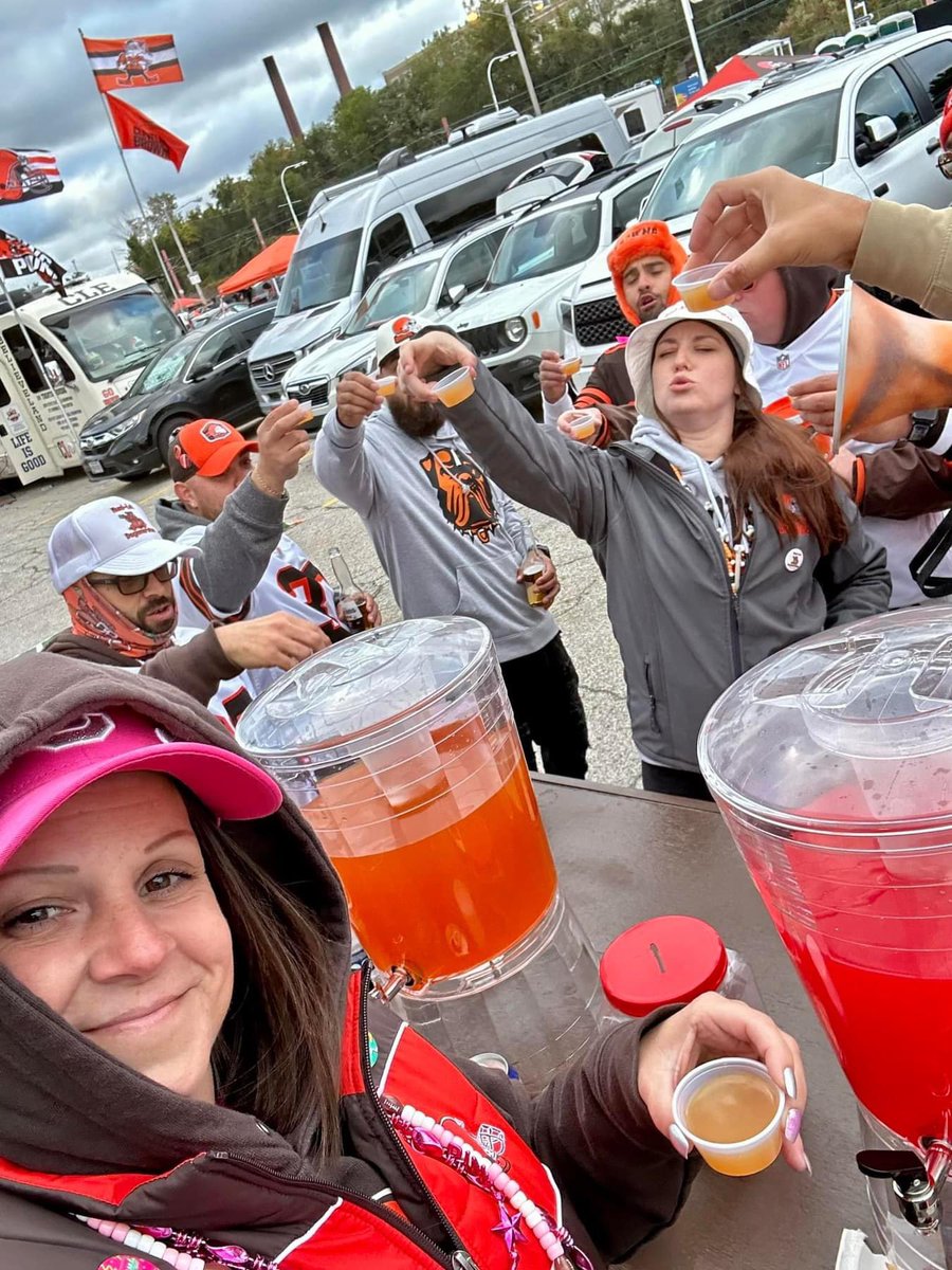 gcastelli216's tweet photo. What a friggin great Sunday in the Muni! The Inebriation Station was in all its glory, and the #Browns shocked the world! See everyone in Seattle in 10days. Back to Muni 11/5! #DawgPound #MuniLotDegenerates #QPDH #Cleveland #MuniLot https://t.co/Rqs3Be1dRx