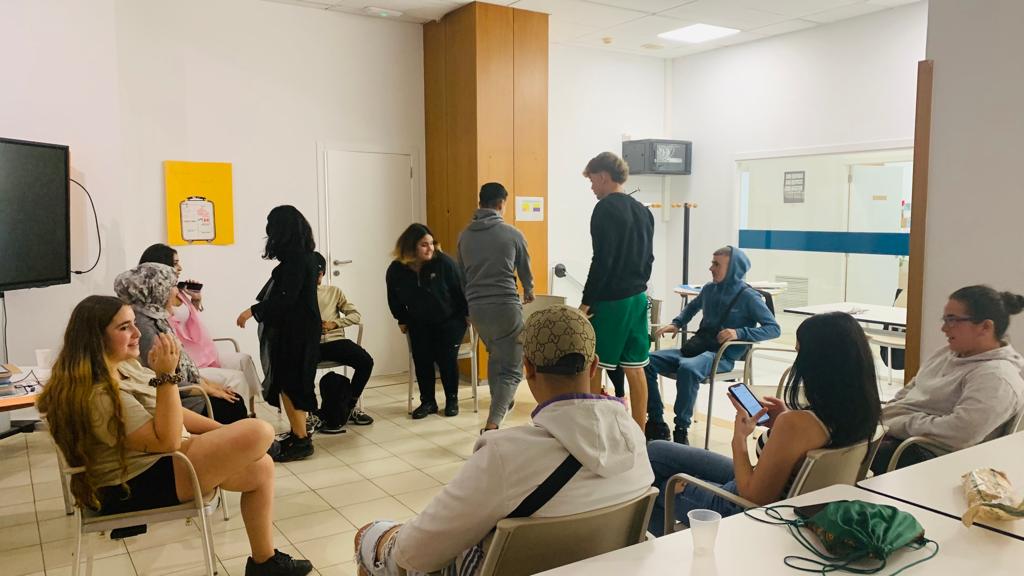 FundGentis's tweet photo. 📸 Avui explorem sobre el nostre futur i les nostres creences a travès de dinàmiques del projecte #yssproject https://t.co/vrJsb3K0OP
