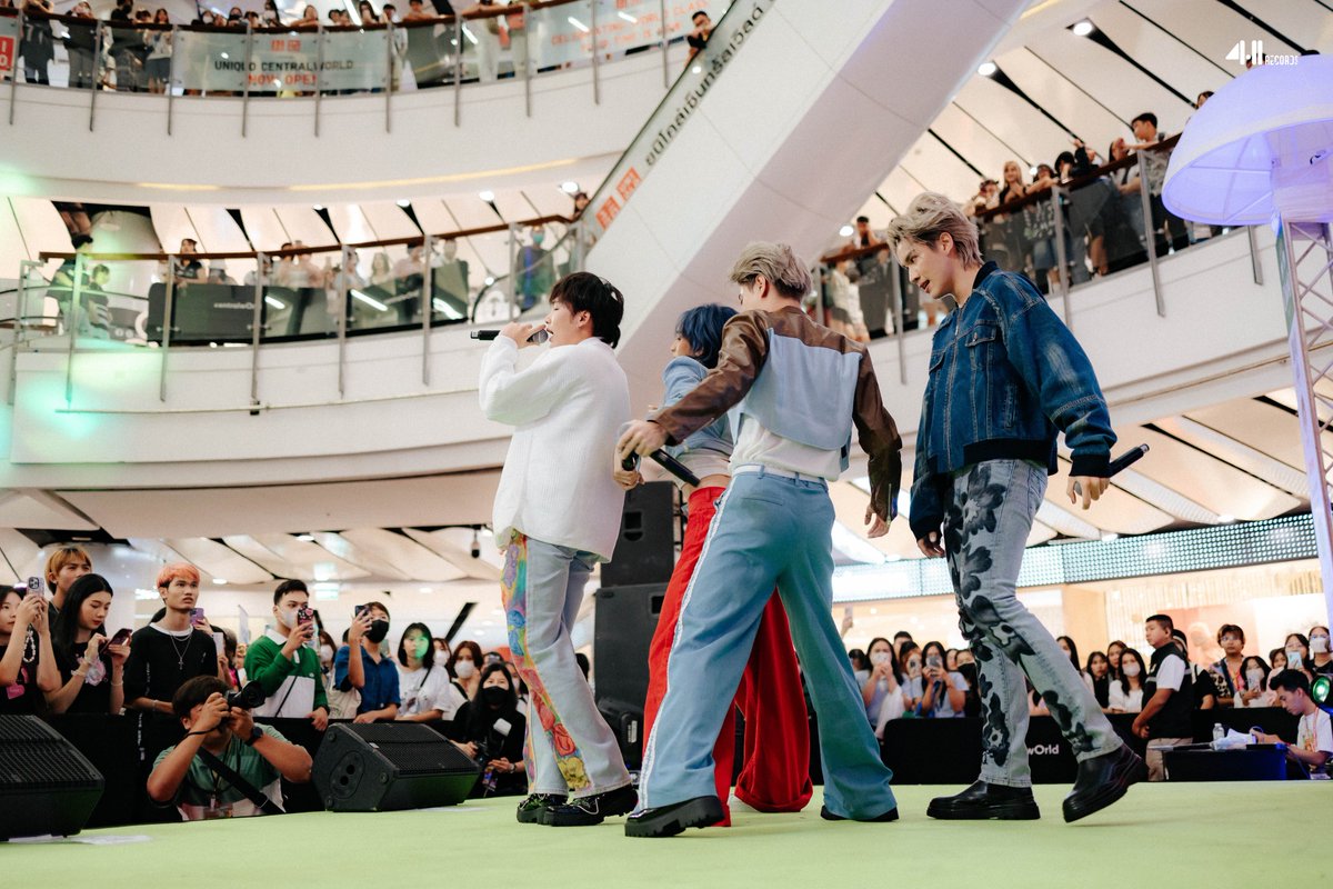 411records_'s tweet photo. RECAP PICS 🌌 AT MELODY OF LIFE 14 รวมภาพบรรยากาศในงาน #MelodyOfLife14 @ CentralwOrld ในวันเสาร์ที่ผ่านมา 411Records ขอขอบคุณทุกคนที่สละเวลามาหา 4MIX กันนะครับ 😍 

#4MIX 
#MOL14 
#MelodyOfLife14x4MIX 
#411records https://t.co/0Rw9837pTV