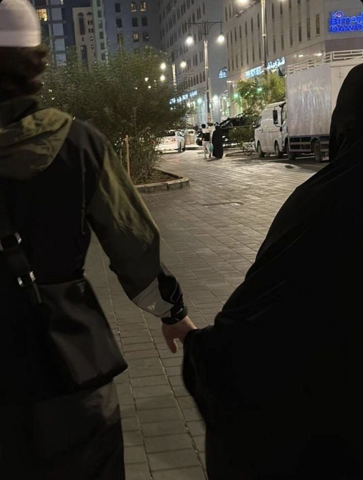 qalbasswad's tweet image. De la même manière que l’homme a besoin d’une femme, la femme a besoin d’un homme noble qui protègera son honneur, préservera son regard et sera un lieu de repos pour elle.