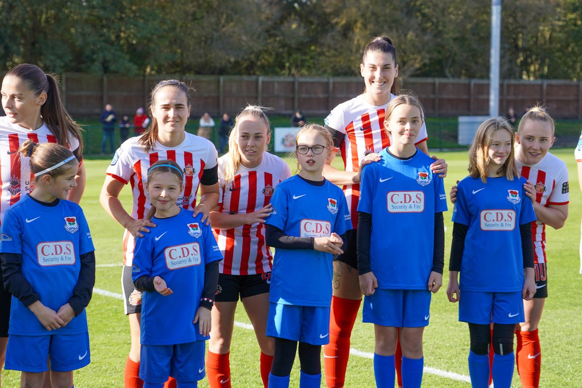 SAFCWomen's tweet photo. 🤝 A big thank you to Seaham Roseberry Park Under-11 Girls for being mascots at our game yesterday! 

We hope you enjoyed it! 🙌

#SAFCWomen | #SUNREA https://t.co/AKswBZV62z