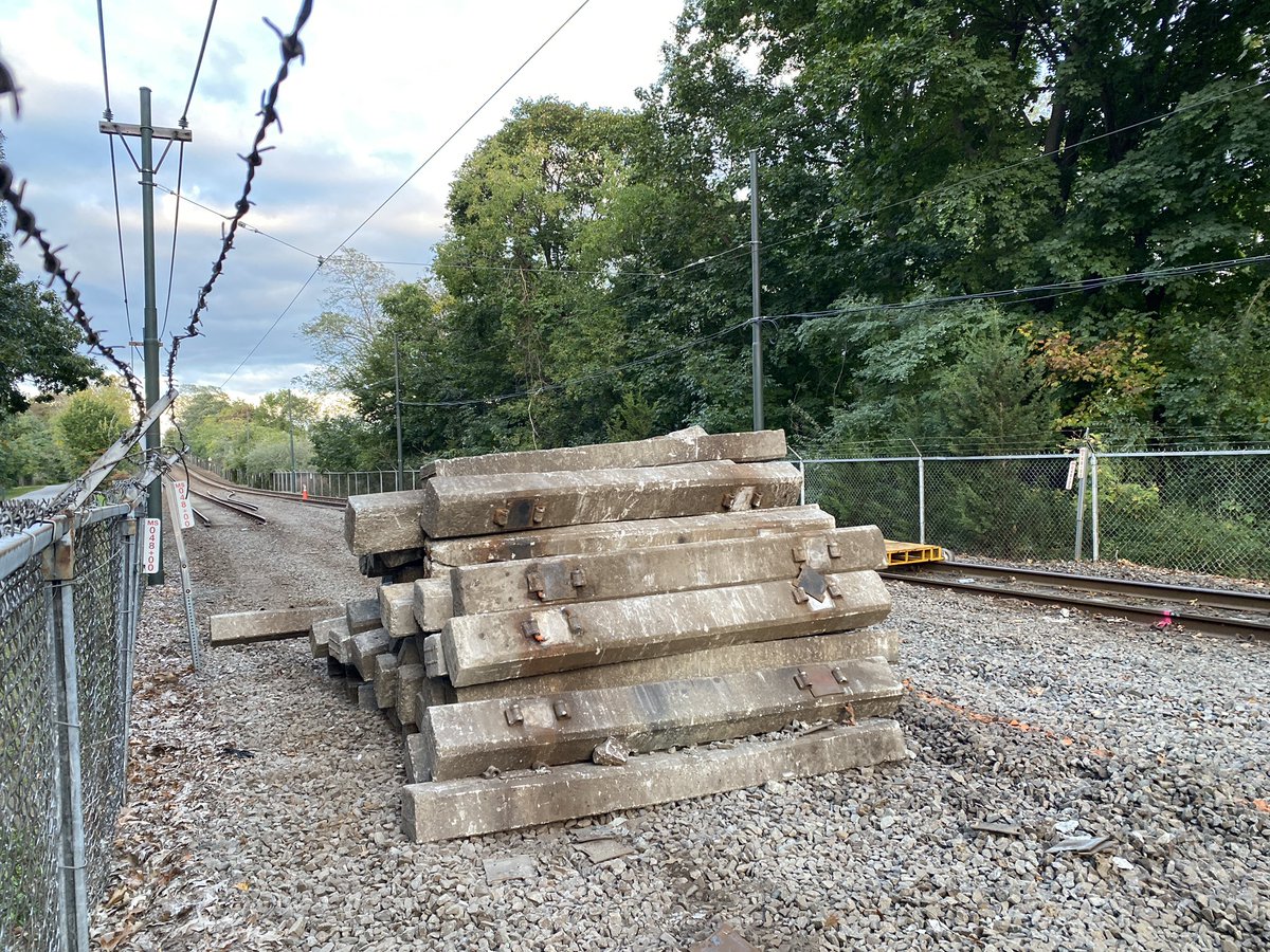 LeeToma's tweet photo. A few scenes from the Ashmont & Mattapan #RedLineShutdown in Dorchester and Milton - hopefully the disruption from this project will be worth it in the long run.
@universalhub https://t.co/go8jD11yNg