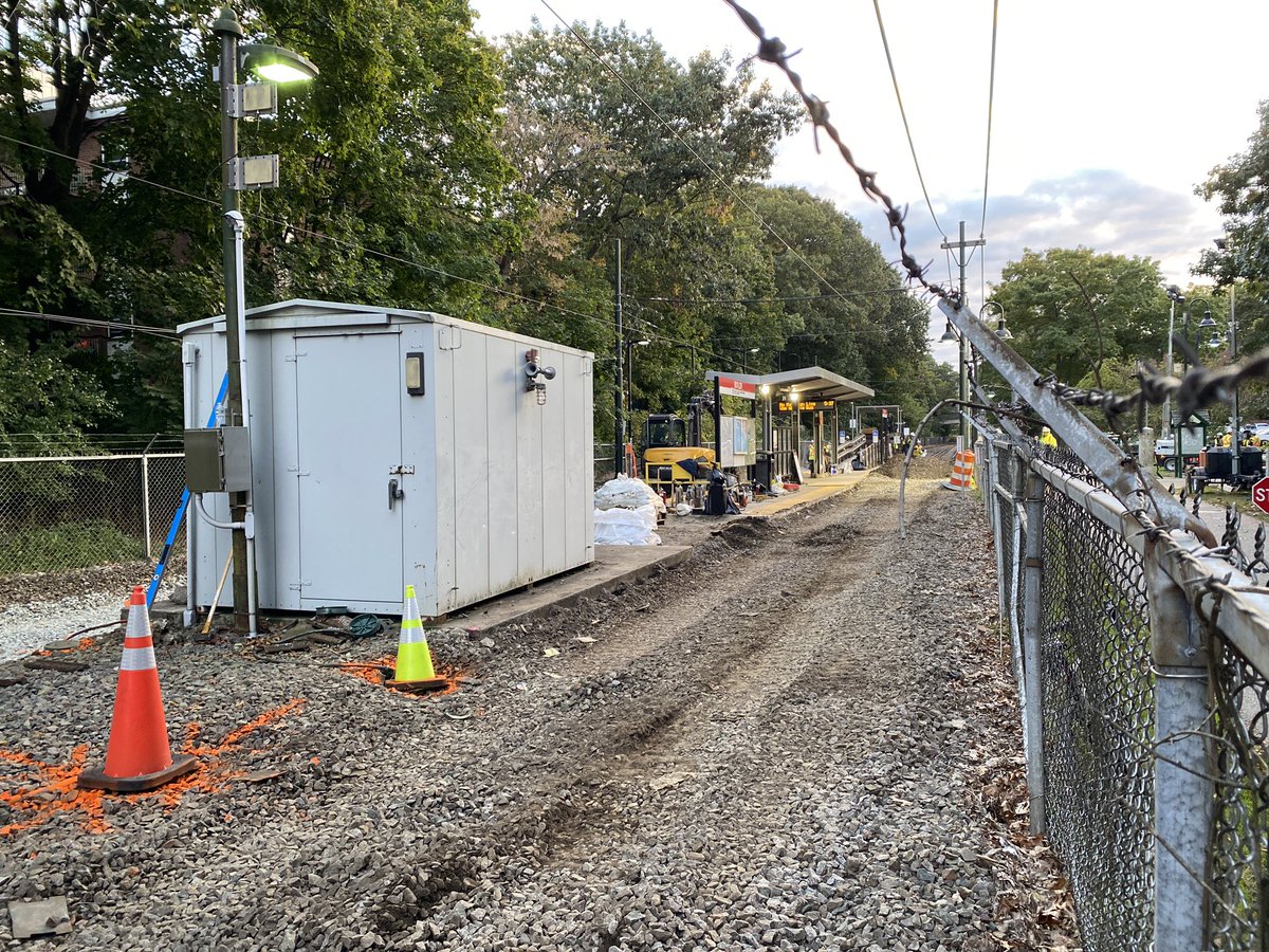 LeeToma's tweet photo. A few scenes from the Ashmont & Mattapan #RedLineShutdown in Dorchester and Milton - hopefully the disruption from this project will be worth it in the long run.
@universalhub https://t.co/go8jD11yNg