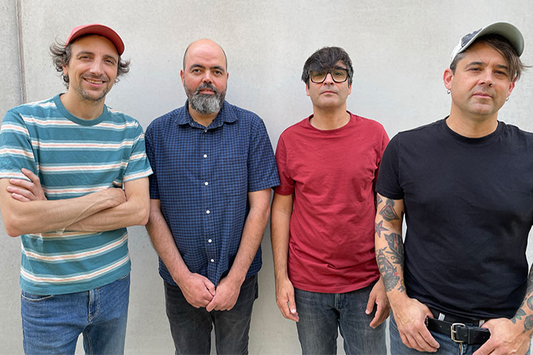 3CatCultura's tweet image. Què se n'ha fet d'aquelles bandes de hardcore melòdic i punk? En parlem amb en Joan @colomomusica, en @xavicalvet, els #Jamie4President i els @sonicbeastrocks.

🎸Ens espera un NOTA DE VEU ple de "riffs" vertiginosos.

📻14h #NotaiCat amb en @franclluisgiro.