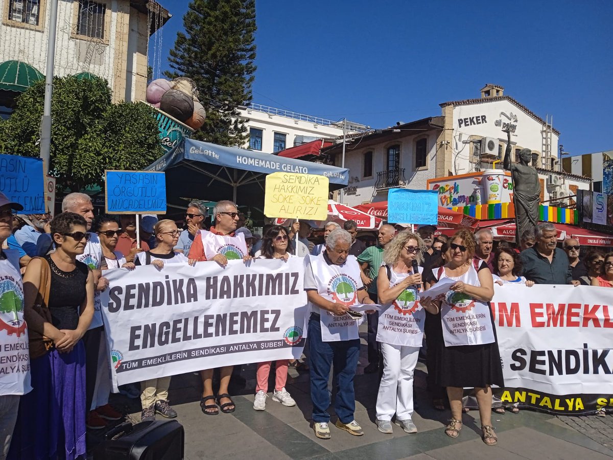 SykpAntalya's tweet photo. "Sendika hakkımız engellenemez!" Diyerek biraraya gelen Antalya Tüm Emekli Sen üyelerinin basın açıklamasına katılım sağladık. Emekliler, sendikal haklarını kazanana kadar devam edecek mücadelede dayanışma içerisinde olmaya devam edeceğiz.
Yaşasın örgütlü mücadelemiz! https://t.co/jvbmr8JpzV