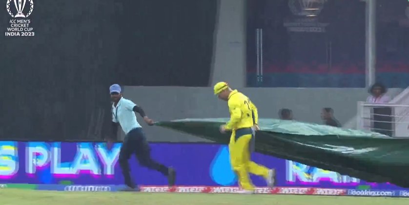 Match stopped due to Rain. 
David Warner is helping the ground staff. 
#SLvsAUS #AUSvsSL #CWC2023 #starc