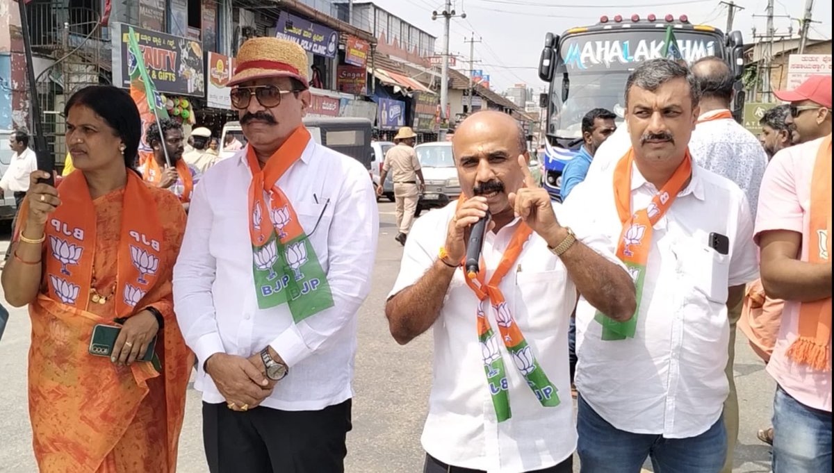 ChalanBJP's tweet photo. ಇಂದು ವಿರಾಜಪೇಟೆ ಮಂಡಲ ಆಯೋಜಿಸಿದ ಕೊಡಗಿನ ಗೋಣಿಕೊಪ್ಪಲುವಿನಲ್ಲಿ ನಡೆದ ಕಾಂಗ್ರೇಸ್ ಸರಕಾರದ ದುರಾಡಳಿತ ಮತ್ತು ಭ್ರಷ್ಟಾಚಾರದ ವಿರುದ್ಧ ಮಾನವ ಸರಪಳಿಯ ಮೂಲಕ ಪ್ರತಿಭಟನೆ ನಡೆಸಲಾಯಿತು.ನೂರಾರು ಪಕ್ಷದ ಕಾರ್ಯಕರ್ತರು ಭಾಗವಹಿಸಿದ್ದರು.
@BJP4Karnataka https://t.co/9Dy95kN1eQ