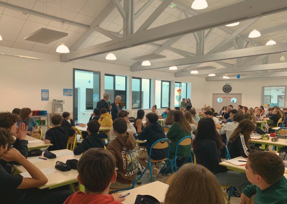 Au collège Jean Rostand ce matin, j’ai dicté le texte d'@ELAOfficielle aux élèves de 3e 🎒 Chaque année l'association met en place une semaine de sensibilisation à la maladie de la leucodystrophie 🩺 'Mets tes baskets et bats la maladie', une belle initiative de solidarité ! 🤝🏻