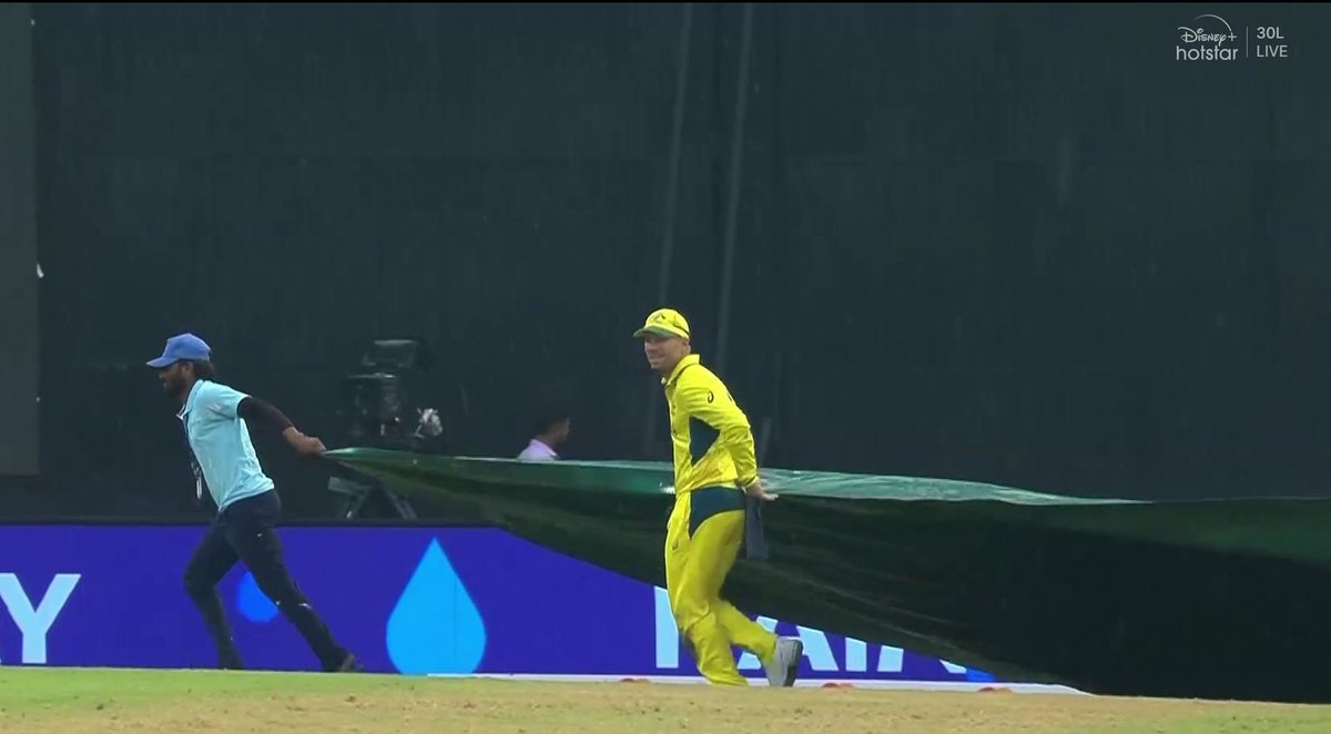 A beautiful gesture by David Warner.
~ He's helping the groundstaff to cover the ground.

#CWC23 #DavidWarner #AUSvsSL #AUSvSL #SLvsAUS