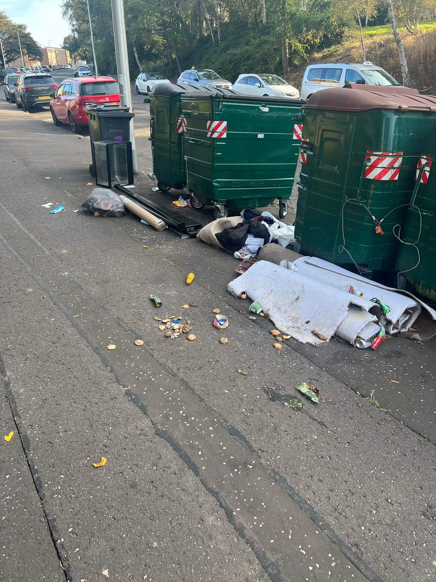 alibali90's tweet photo. @DundeeCouncil you’ve put notes on close doors about bags on landings well unfortunately I’ve not been able to use the bin since last Thursday this is an absolute nightmare https://t.co/545v60kC5R