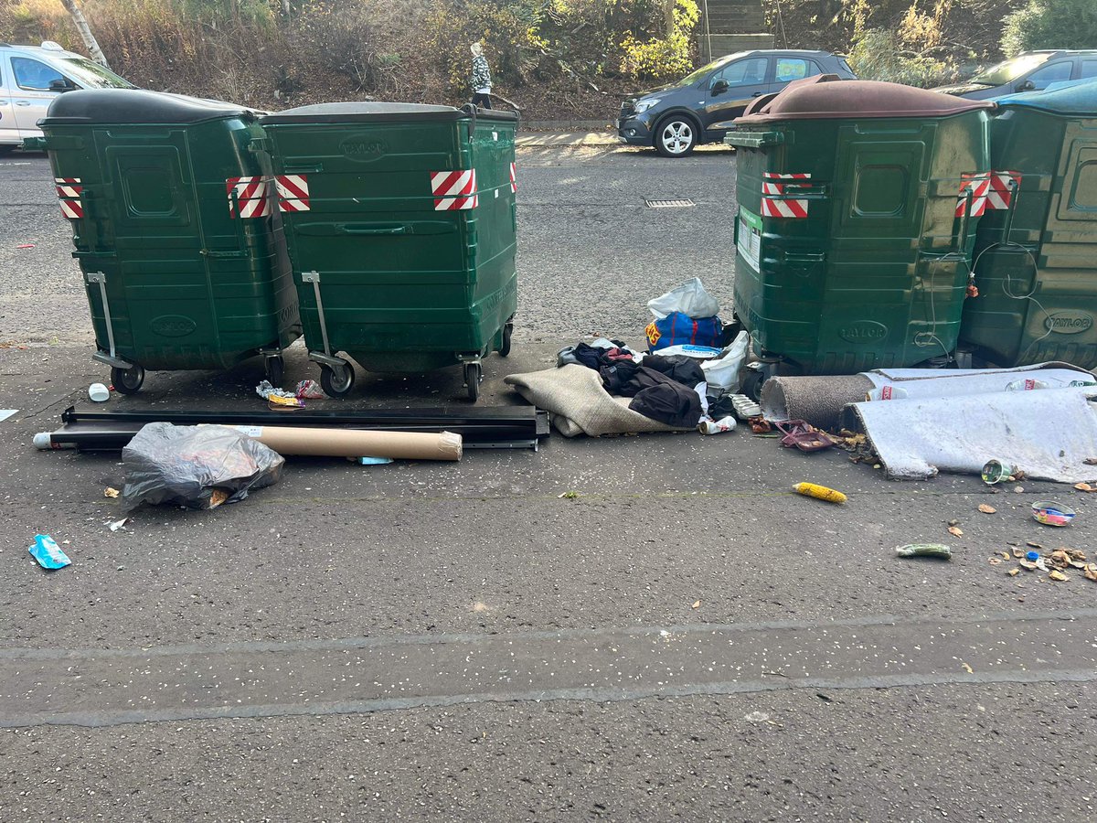 alibali90's tweet photo. @DundeeCouncil you’ve put notes on close doors about bags on landings well unfortunately I’ve not been able to use the bin since last Thursday this is an absolute nightmare https://t.co/545v60kC5R
