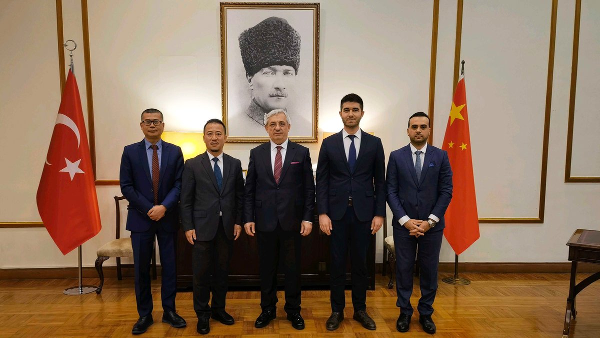Huawei Türkiye heyeti olarak makamında ziyaret ettiğimiz T.C. Pekin Büyükelçisi Sayın Dr. İsmail Hakkı Musa’ya teşekkürlerimizi ve saygılarımızı sunarız.

#Huawei @TurkEmbBeijing