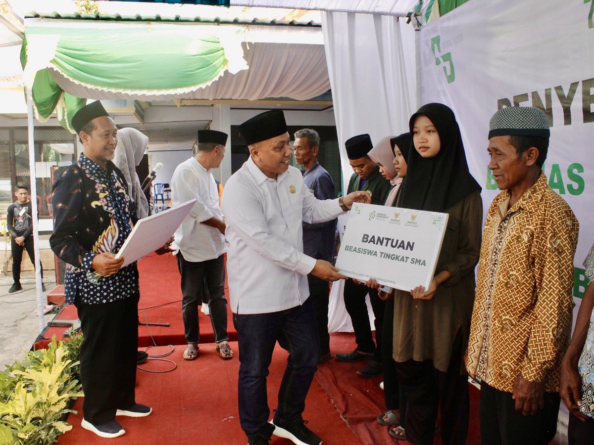 baznas_jatim's tweet photo. BAZNAS Jatim menyalurkan bantuan beasiswa tingkat SMA bagi 20 siswa, perbaikan 10 unit rumah tidak layak huni (rutilahu), dan santunan bagi 20 dhuafa di Desa Muneng, Kecamatan Balong, Kabupaten Ponorogo, Ahad (15/10/2023).
#baznas #rutilahu #beasiswa #ponorogo #jawatimur #zakat https://t.co/W0StRQ9qMP