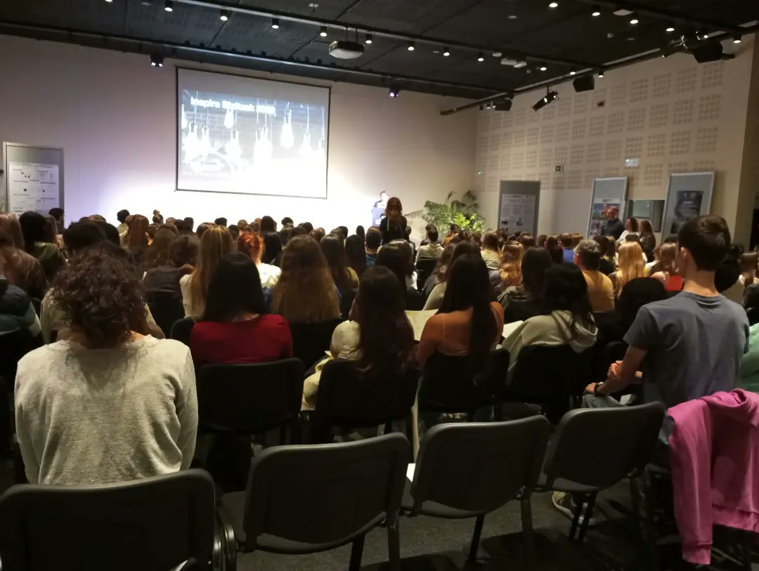 EllacuriaB's tweet photo. #Batx2 ko ikasleek "Inspira Bizitza" ekimenean parte hartu dute @eurekakutxa n.
Bertan, arlo desberdineko  profesionalen esperientziak ikusteko eta entzuteko aukera izan dute. 👨‍🎓👩‍🎓

#ellacuriazurbaran #gogoakutsatubihotzakhezi https://t.co/see78yFEKu