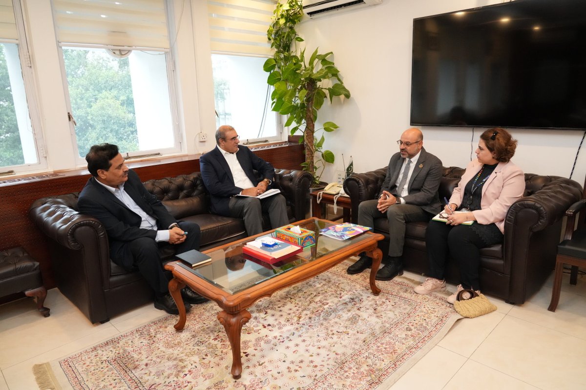 #UNDPinPakistan RR <a href="/samuelrizk/">Sam Rizk</a> called on Secretary <a href="/PlanComPakistan/">Ministry of Planning and Development</a>, Mr. <a href="/AwaisSumraPak/">awais</a>, to commend <a href="/GovtofPakistan/">Government of Pakistan</a> on its flood recovery work, reaffirm partnership on #SDGs #Agenda2030, &amp; highlight support on the Strategic Reform Roadmap for economic recovery in 🇵🇰