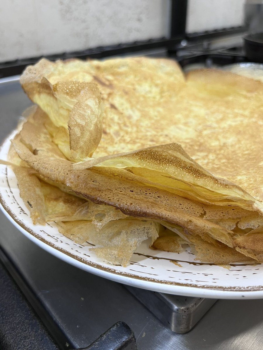 El clima invita a unas filloas de caldo.
#outono #galicia #costadamorte