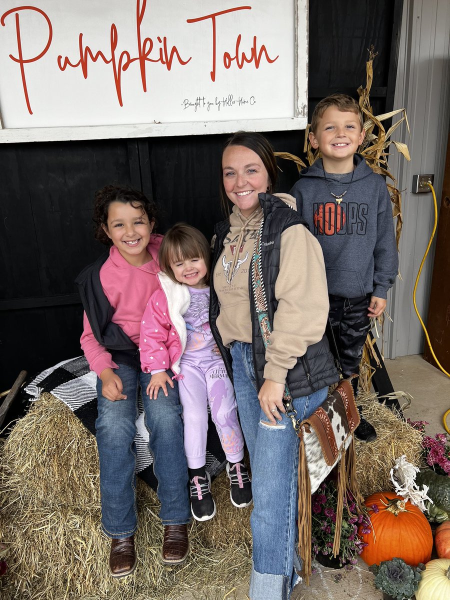 kacook96's tweet photo. Vintage market with my little babes!🎃 https://t.co/0YAJ6Jwnvo