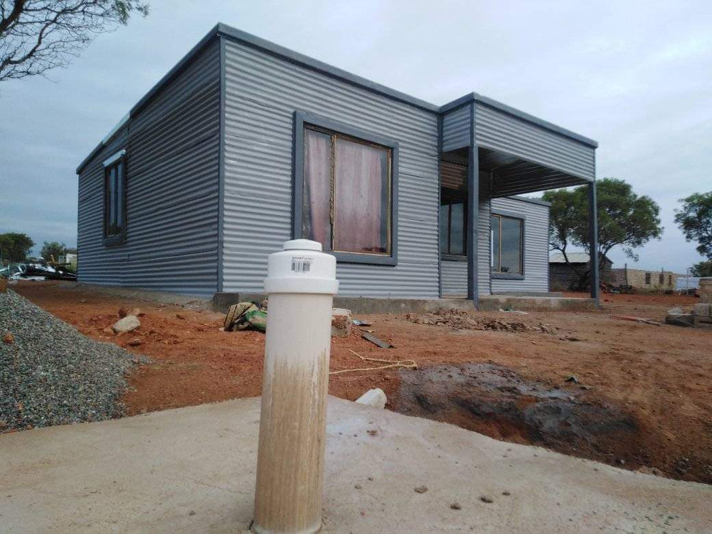WhyUfikelate's tweet photo. This is Tebogo from Mabopane  township in Pretoria. He builds Luxury shacks and they cost R1000 per room and he employs 2 people.  MAKE HIM Trend so he get more customers
Pretoria
Thuli
#Springboks
Mapimpi https://t.co/WBETdTFpbq