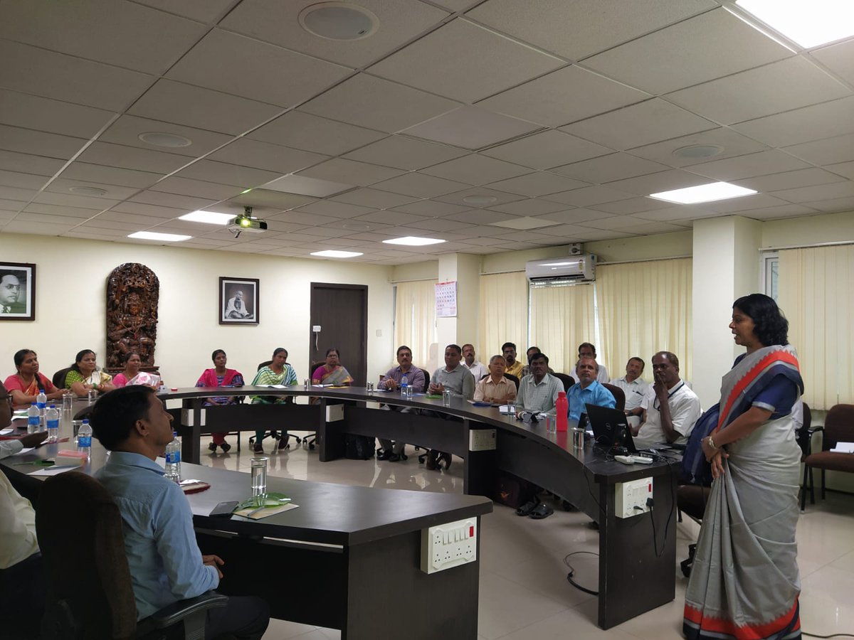 pmgtrichy's tweet photo. A lecture on "Ethics in Governance"  was delivered to all Divisional Heads/Group Officers/ASPs of RO by Shri.R.Natarajan, Education Officer, Gandhi Memorial Museum, Madurai. 
#Saynotocorruption #committothenation 
@IndiaPostOffice @AshwiniVaishnaw @devusinh https://t.co/LKVOiAX4uE