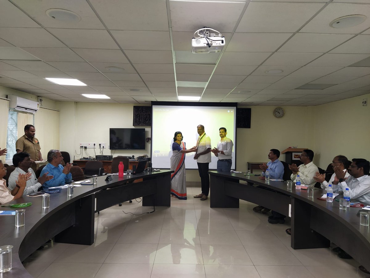 pmgtrichy's tweet photo. A lecture on "Ethics in Governance"  was delivered to all Divisional Heads/Group Officers/ASPs of RO by Shri.R.Natarajan, Education Officer, Gandhi Memorial Museum, Madurai. 
#Saynotocorruption #committothenation 
@IndiaPostOffice @AshwiniVaishnaw @devusinh https://t.co/LKVOiAX4uE