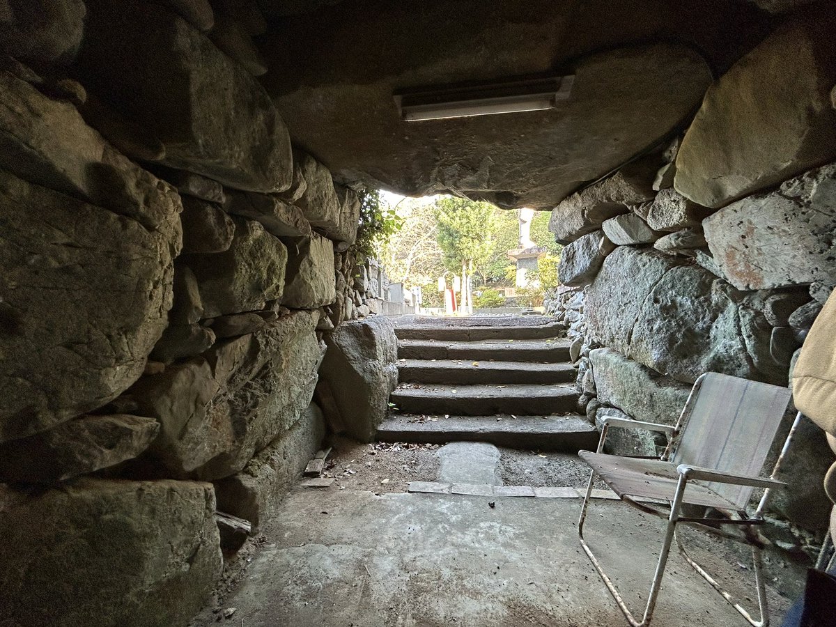 aikofun_'s tweet photo. こちらは八幡西区にある野面(のぶ)古墳。

北九州市内の古墳で石室に入れるのはなかなか珍しいのではないでしょうか…
墳丘はありませんでしたが立派な石室に大コーフン！岩が剥き出しでかっこいいです。

私のコーフンポイントは岩の大きさと墳臭だと再確認した墳活でした！ https://t.co/bduNzxGTq7