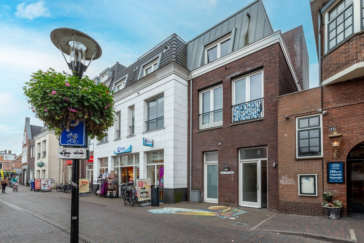 Nieuw in verkoop!
Heerlijk licht en instapklaar 2-kamer appartement op de derde, tevens hoogste, verdieping van het appartementencomplex Coremolen.
Zeestraat 7 M42 te Noordwijkerhout
Vraagprijs: € 275.000,-- k.k.
kijk op onze site voor meer informatie!
pietwarmerdammakelaardij.nl/aanbod/woninga…