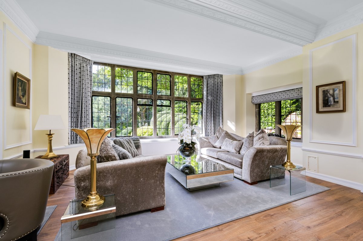Savills's tweet photo. "The seamless blend between the original #characterfeatures and modern finishes really sets this home apart from the rest."
Olivia Perez, property agent.
This property is steeped in #history and set in the heart of the St Georges Hill Estate, explore more➡️https://t.co/hPYMGzV8aZ https://t.co/LIVc2oXEAu