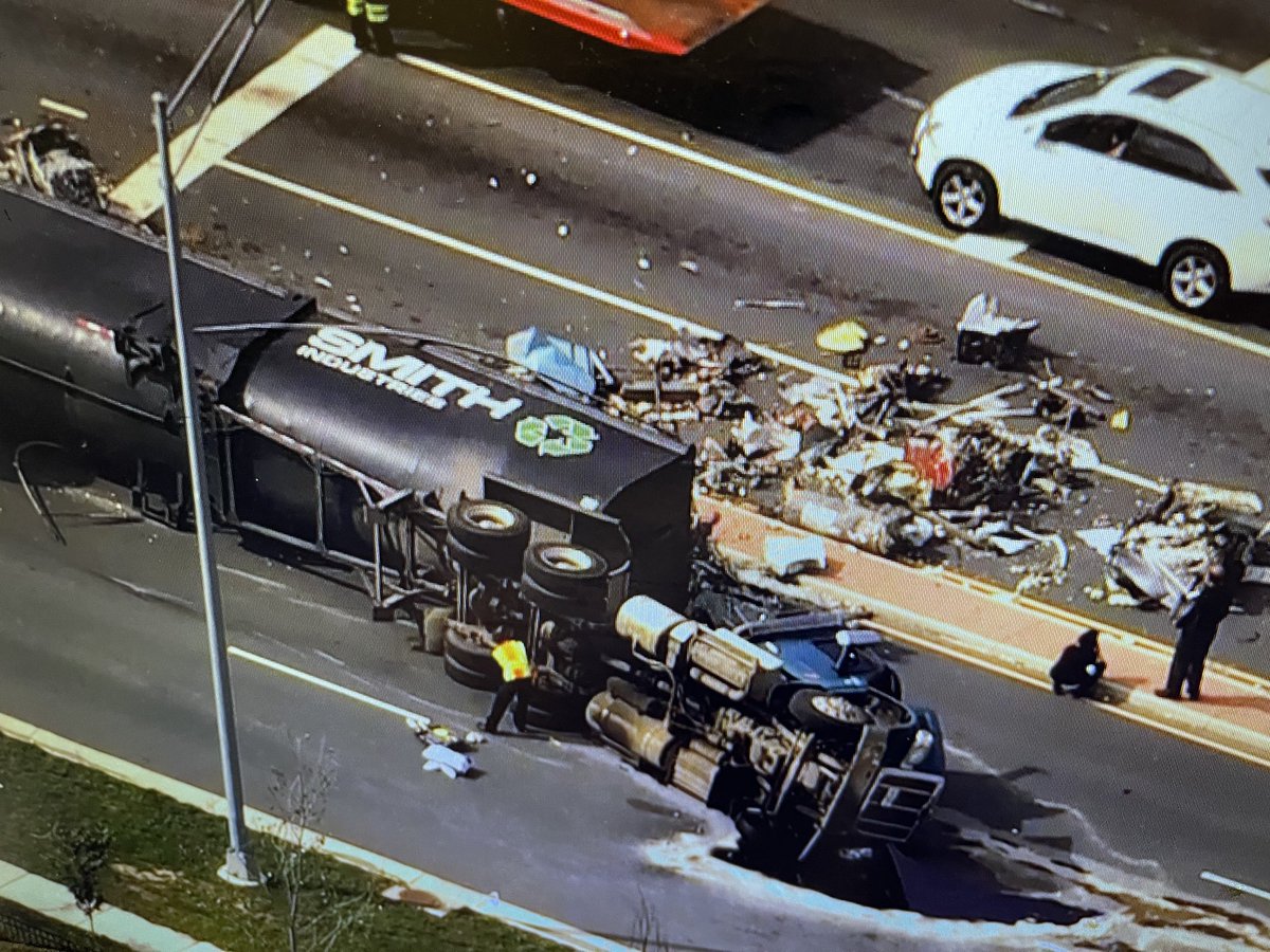 #BREAKING Rt 1 near Dawson Beach Rd #Woodbridge truck carrying scrap metal on its side.  No injuries. Delays / road closure in area ⁦<a href="/Chopper4Brad/">ʙʀᴀᴅ ꜰʀᴇɪᴛᴀꜱ</a>⁩ ⁦<a href="/PWCPolice/">Prince William County Police Department</a>⁩ ⁦⁩ ⁦⁦<a href="/nbcwashington/">NBC4 Washington</a>⁩