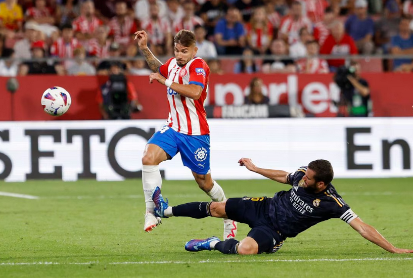 🎙️<a href="/jordicosta1/">Jordi Costa</a>: "L'entrada més salvatge de la temporada fins ara i, probablement, fins al final, ha quedat en dos partits de sanció. No es podia saber. Però encara s'enfaden quan algun ex del Reial  Madrid els recorda que hi ha unes normes per a ells i unes altres per a la resta"