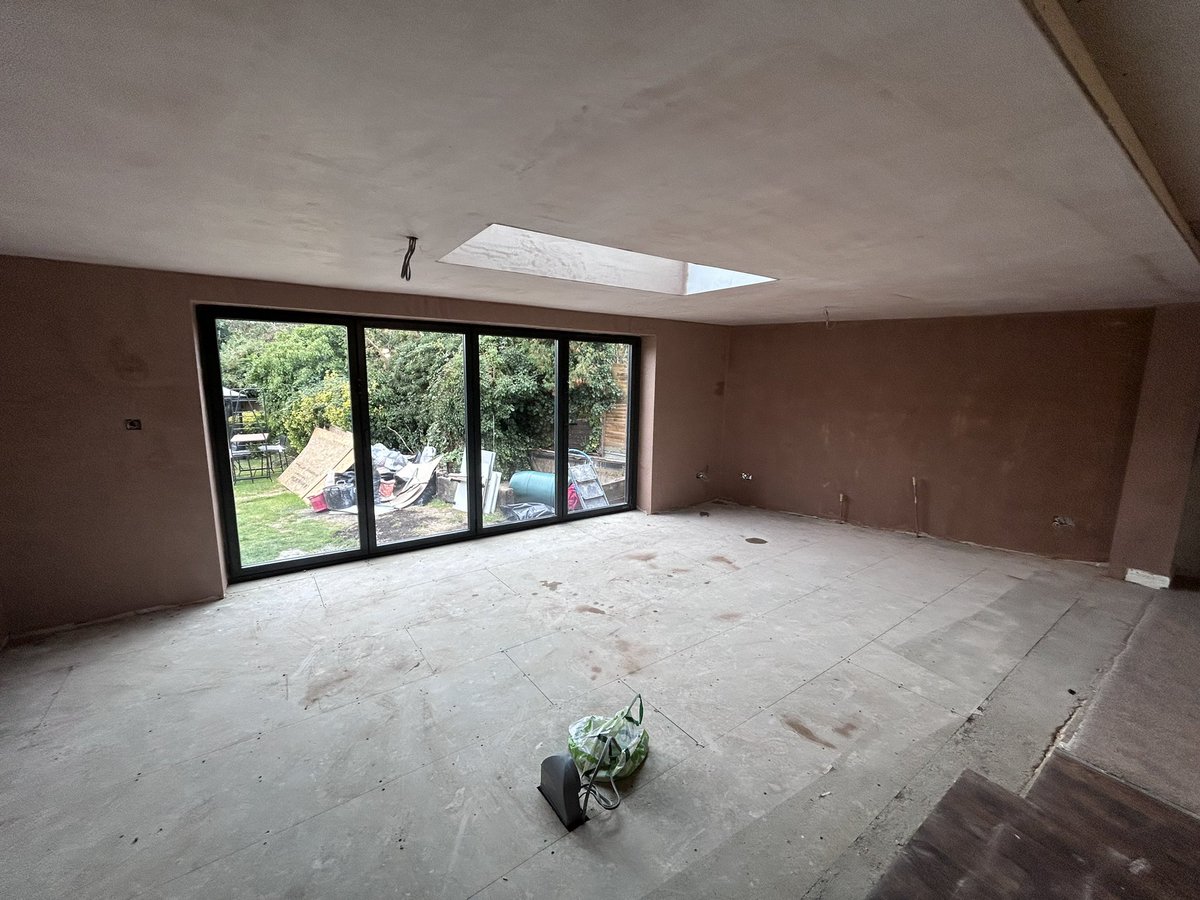 🛎️JOB COMPLETE🛎️

•Our first job of the week has been completed ! The client had a kitchen extension added onto the rear of the house , where he is going to be installing a new kitchen. So we were called in to skim over the top of the newly plasterboard ceiling and walls ✅