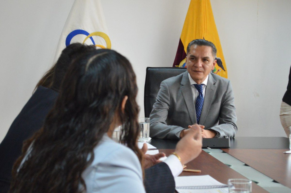 CJudicaturaEc's tweet photo. Representantes de la Asociación de Defensores Públicos de Pichincha se reunieron con el Presidente del @CJudicaturaEc, @teran_wilman. El objetivo fue analizar alternativas para fortalecer la carrera defensorial y avanzar en temas como la homologación salarial de los servidores de la @DefPublicaEC.