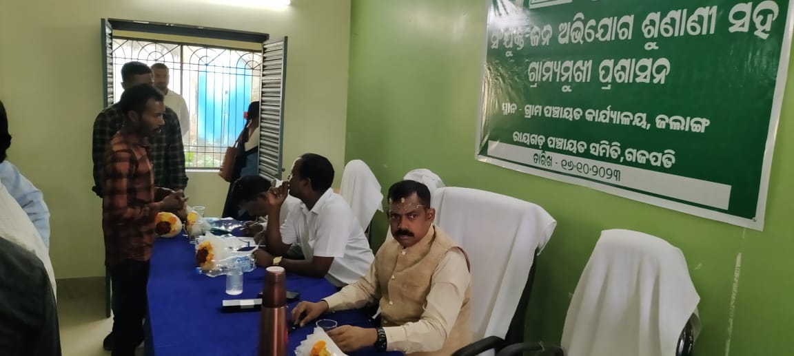 DM_Gajapati's tweet photo. Today on 16.10.2023, Sri Smruti Ranjan Pradhan Collector Gajapati attended Gramya Mukhi Prashasana' and Joint Public Grievance held at Jallango GP of Rayagada Block. Total 57 nos of grievances were received out of which 08 number of Grievance petitions disposed off on the spot https://t.co/NjWHGYxYZf