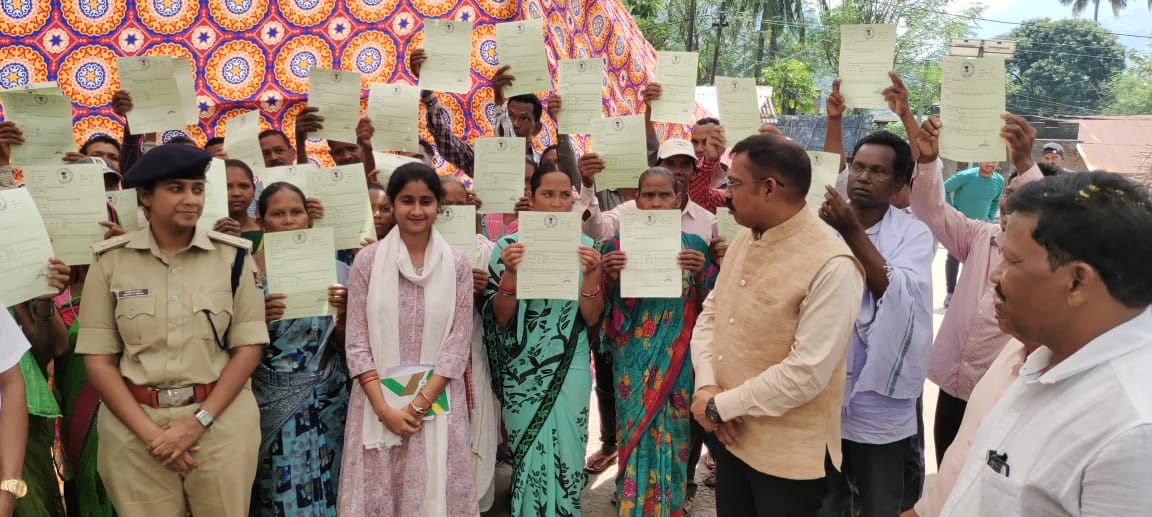 DM_Gajapati's tweet photo. Today on 16.10.2023, Sri Smruti Ranjan Pradhan Collector Gajapati attended Gramya Mukhi Prashasana' and Joint Public Grievance held at Jallango GP of Rayagada Block. Total 57 nos of grievances were received out of which 08 number of Grievance petitions disposed off on the spot https://t.co/NjWHGYxYZf