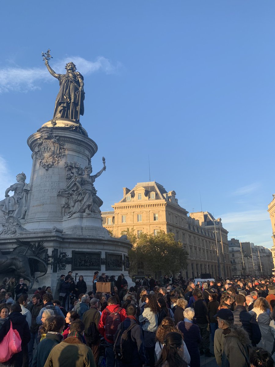 ⚫️ Meurtris et affectés mais debout et présents pour rendre hommage à nos collègues Samuel Paty et Dominique Bernard . Nous adressons nos pensées émues à leurs familles et à leurs proches. 🕊️