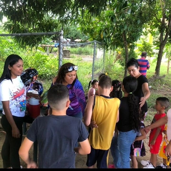 ConfeamasB's tweet photo. Llevando alegría a nuestros niños y niñas de la parroquia Ramón Ignacio Méndez. #ConfeamasBarinas https://t.co/CJ1e59CUHf