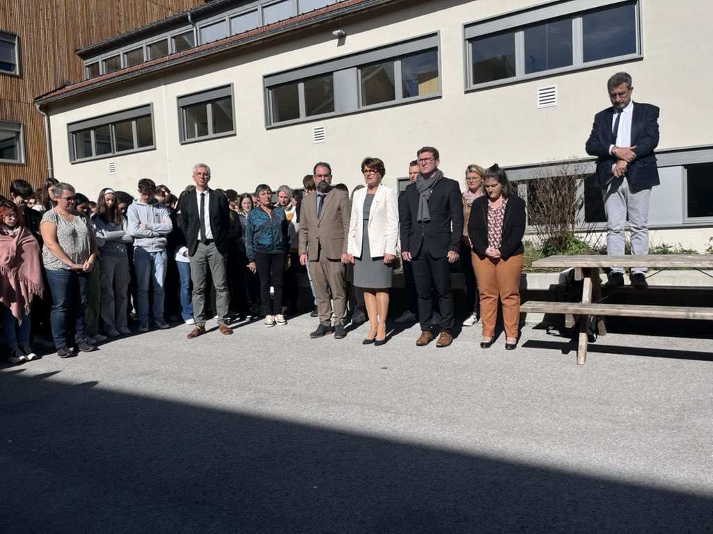 AnnieGenevard's tweet photo. Minute de silence très recueillie au @LyceeEdgarFaure Morteau,en hommage à Dominique Bernard et Samuel Paty,lâchement assassinés par 2 islamistes barbares. L’école,lieu d’émancipation des esprits,est leur cible.Le combat doit être implacable. @lesRepublicains #reformeconstitution https://t.co/kDRsPCP8Ba
