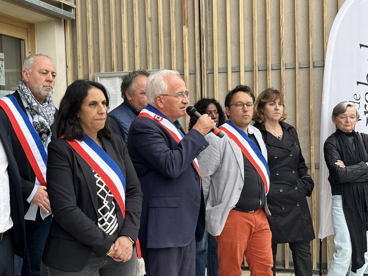 RevolRene's tweet photo. Rassemblement citoyen en hommage à Dominique Bernard après l’attentat d’Arras et soutien à la communaute éducative. Pour la paix civile et la fraternité entre les peuples 🕊️ https://t.co/mtxo3up3NM