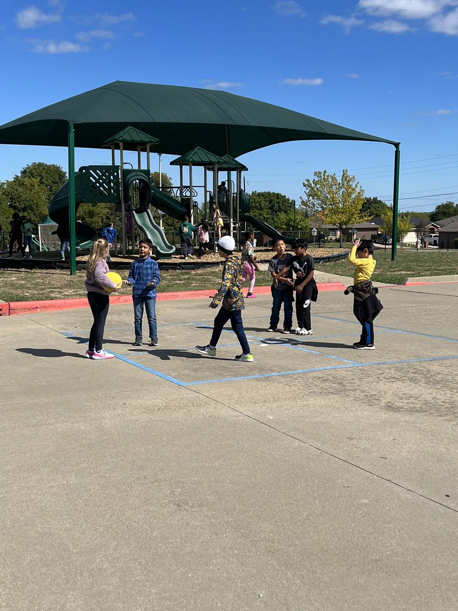 It’s a beautiful fall day for some recess fun with friends!🐴❤️ <a href="/minshewcolts1/">MinshewColts1</a> <a href="/Teach_MrsHummel/">Mrs. Hummel</a>