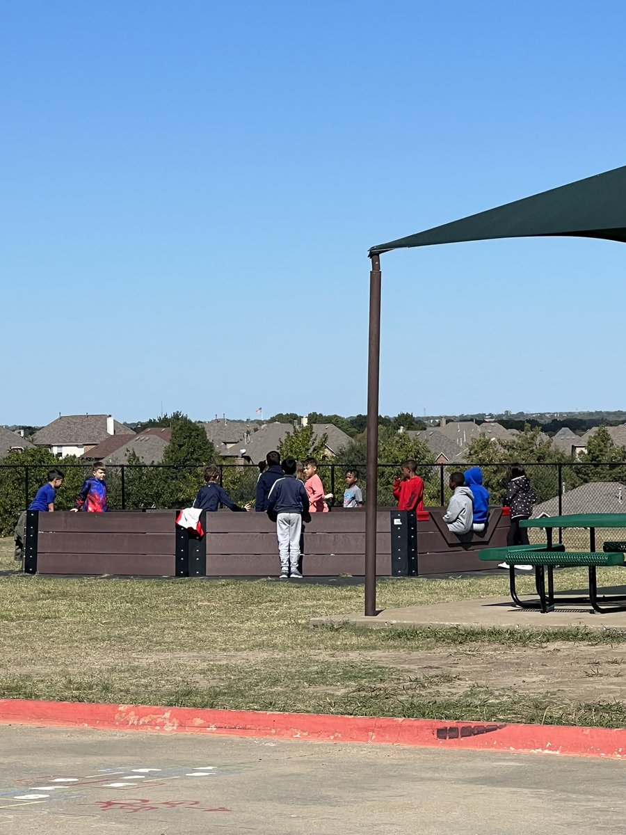 heald3rd's tweet photo. It’s a beautiful fall day for some recess fun with friends!🐴❤️ @minshewcolts1 @Teach_MrsHummel https://t.co/RAWBIdcAWB