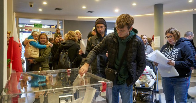 MazurJakubWro's tweet image. Najnowsze dane o frekwencji we Wrocławiu: 81,42%❗

Dane pochodzą z 94,30% obwodów głosowania. To znakomita wiadomość. Jestem dumny, że wrocławianki i wrocławianie tak licznie odwiedzili wczoraj lokale wyborcze.  Brawo Polsko, brawo Wrocław 🇵🇱✌️