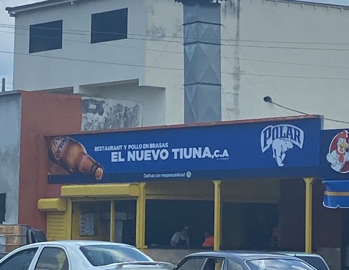 yode30's tweet photo. Y esa botella vacía como tirada en el piso fue lo mejor que se le ocurrió al diseñador de @EmpresasPolar https://t.co/ZE5T7WicTa