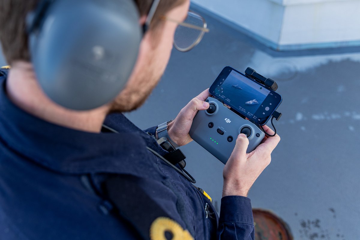 De dreiging van onbemande systemen zoals gewapende drones komt voor schepen vanuit de lucht en vanaf (onder)water. Om daar een antwoord op te hebben, vonden oefeningen plaats vanaf Zr.Ms. De Zeven Provinciën. Lees meer in de Alle Hens: magazines.defensie.nl/allehens/2023/…