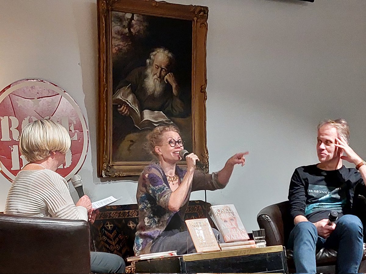 PirkkoYlisela's tweet image. RSOn ystävät tarjosi makupalana Helena Juntusen kirjan esittelyn. Haastattelun ohessa kuultiin musiikkinäytteitä, ja laulun lisäksi myös esimerkkejä harmoniasta ja h-kirjaimesta. 
Tekstissä on purutuntumaa kuten kirjailija Petri Tamminen sanoi. 
#kiitoskirjasta @Yle_Rso #ooppera