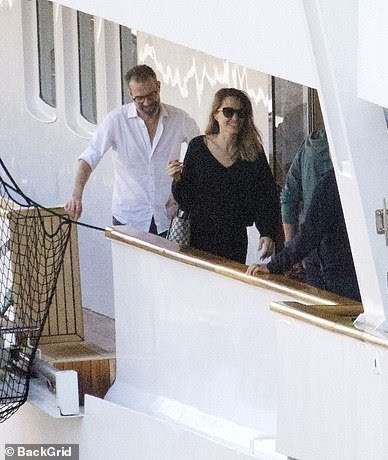 🚨 Arriving on Aristotle Onassis' yacht in Athens. 📸