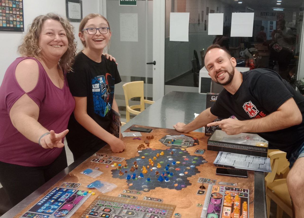 ValentiaLudica's tweet image. 🌌 En #GaiaProject, cada estrella es una oportunidad y cada galaxia un desafío esperando ser conquistado. Sumérgete en un universo donde la estrategia es tan infinita como el cosmos mismo. ¿Estás listo para expandir tu horizonte? #JuegosDeMesa #ConquistaEspacial 🚀